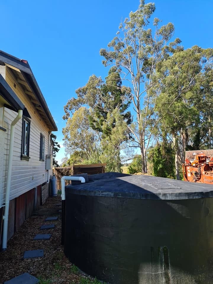 Tight side access beside a water tank and house